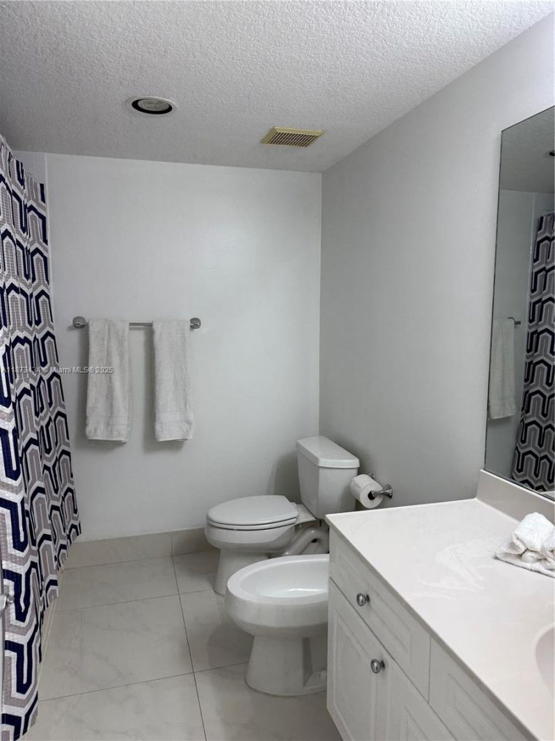 17050 N Bay Rd, Unit 405, Sunny Isles Beach, FL 33160 Photo