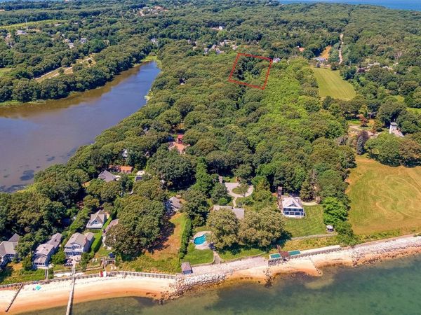 11100 Main Road, East Marion, NY 11939