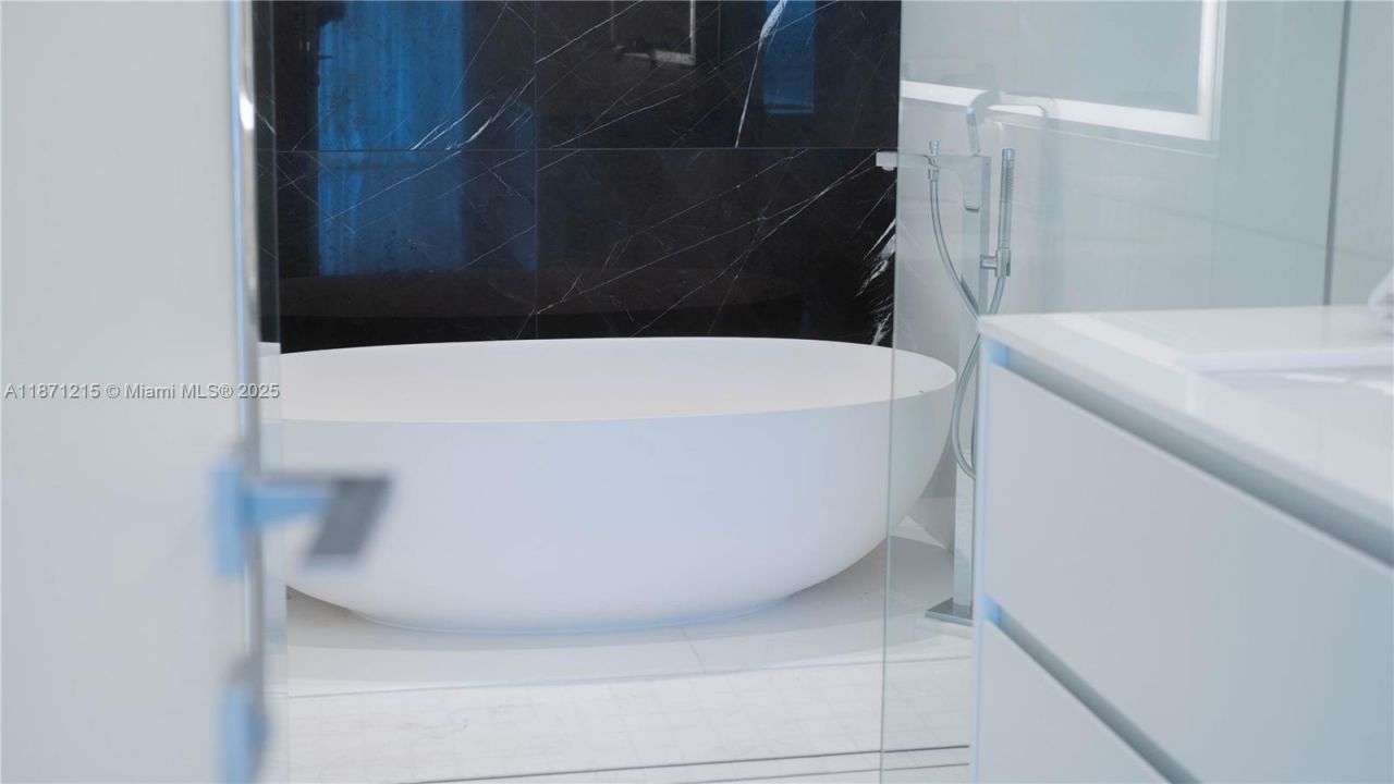 300 Biscayne Blvd Way, Unit 503C, Miami, FL 33131 Photo