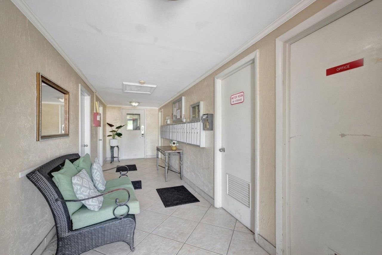 2400 NE 33rd Avenue, Unit 211, Fort Lauderdale, FL 33305 Photo