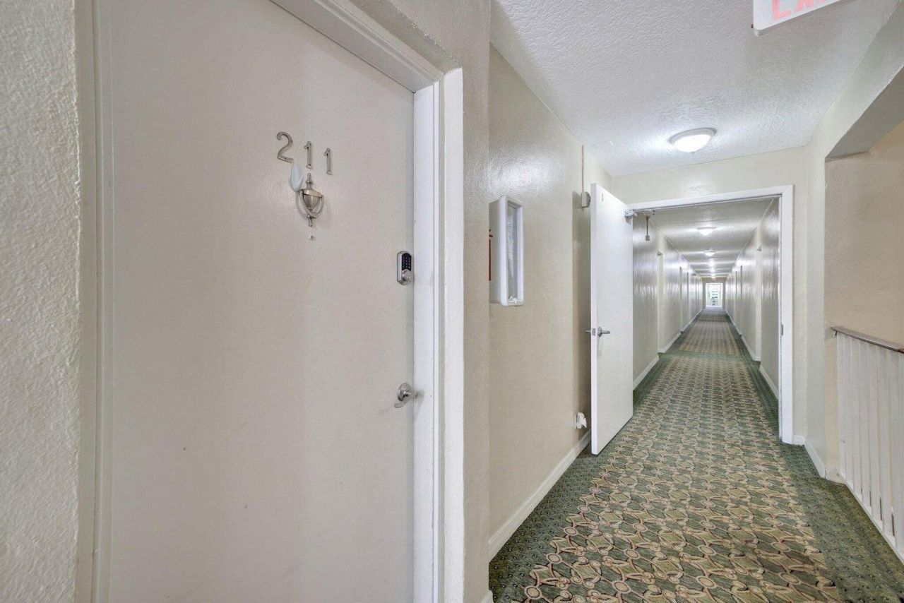 2400 NE 33rd Avenue, Unit 211, Fort Lauderdale, FL 33305 Photo