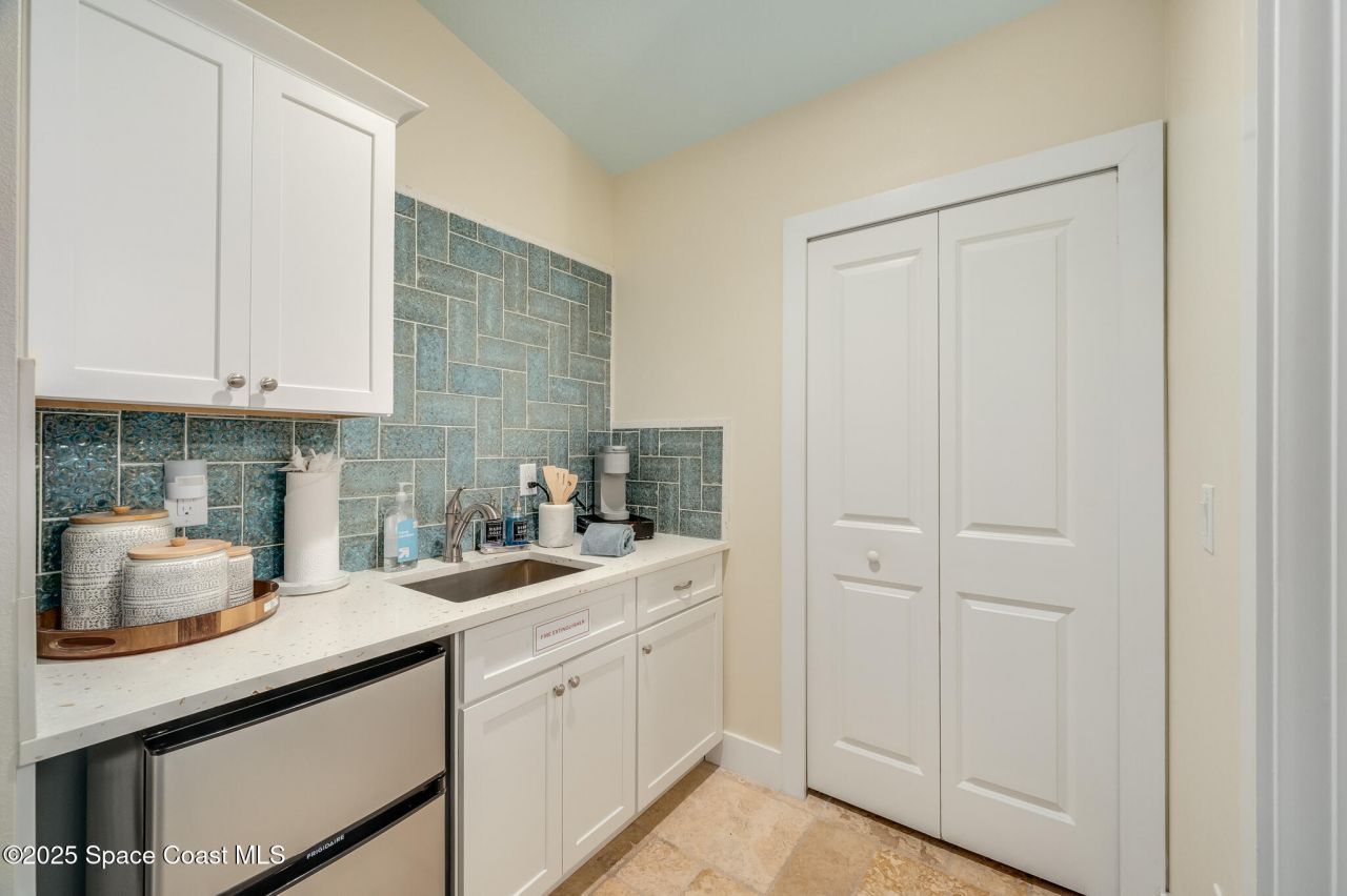 226 S Atlantic Avenue E, Cocoa Beach, FL 32931 Photo