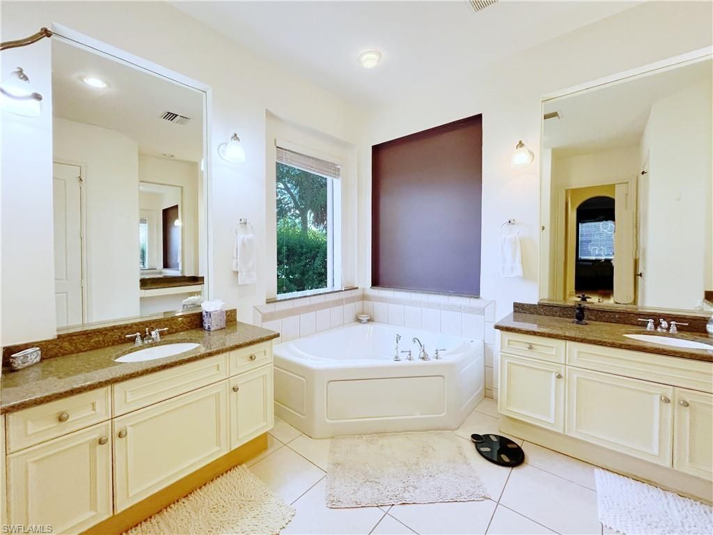 1366 Serrano Cir, Naples, FL 34105 Photo