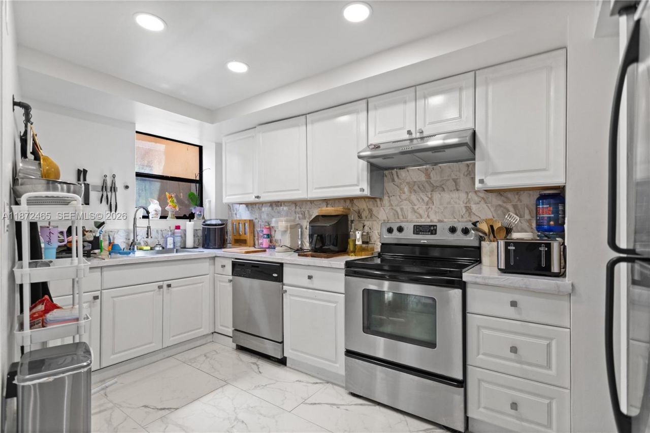 949 SW 113th Ter, Pembroke Pines, FL 33025 Photo