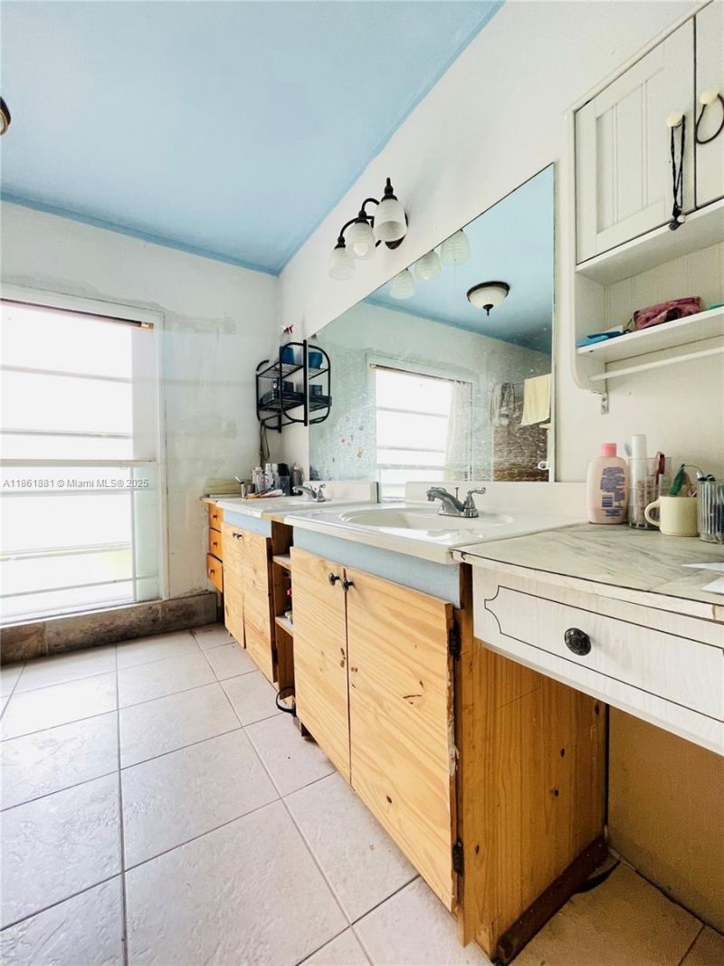 8203 NW 73rd Ter, Tamarac, FL 33321 Photo