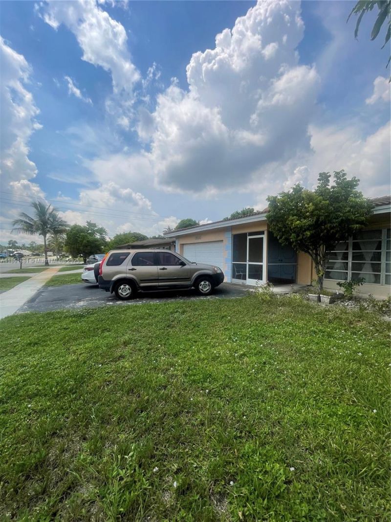 8203 NW 73rd Ter, Tamarac, FL 33321 Photo