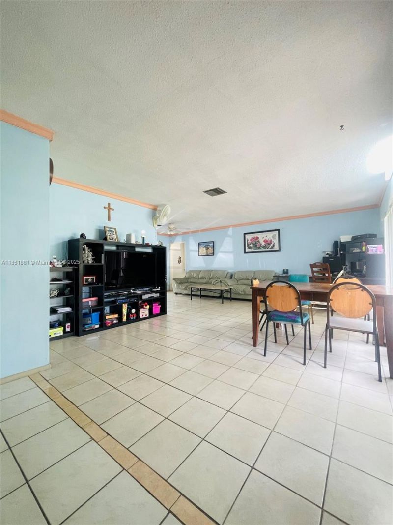 8203 NW 73rd Ter, Tamarac, FL 33321 Photo