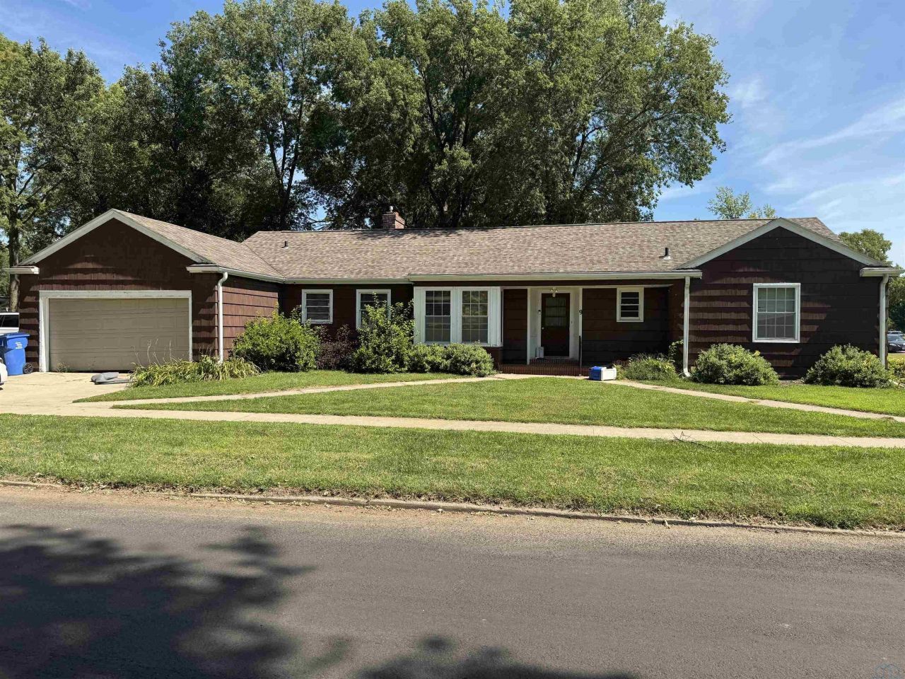 9 N Pine, Vermillion, SD 57069 Main Photo