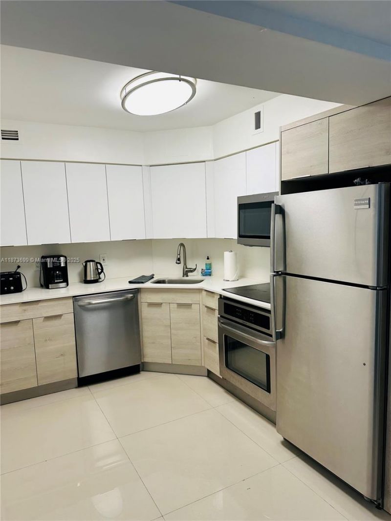 5225 Collins Ave, Unit 515, Miami Beach, FL 33140 Photo