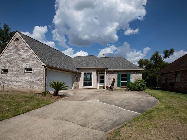 1335 Springlake Dr, Baton Rouge, LA 70810