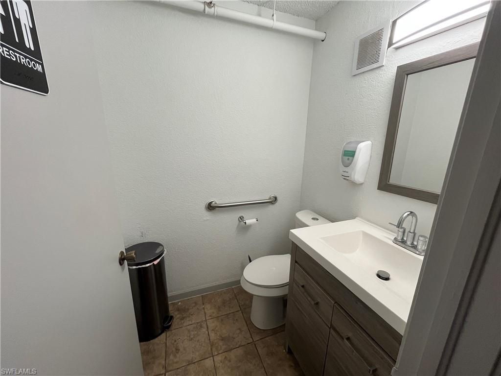 12155 Metro Pkwy, Unit 4, Fort Myers, FL 33966 Photo