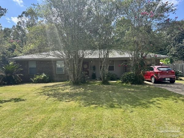 1347 Woodfield Dr, Cantonment, FL 32533