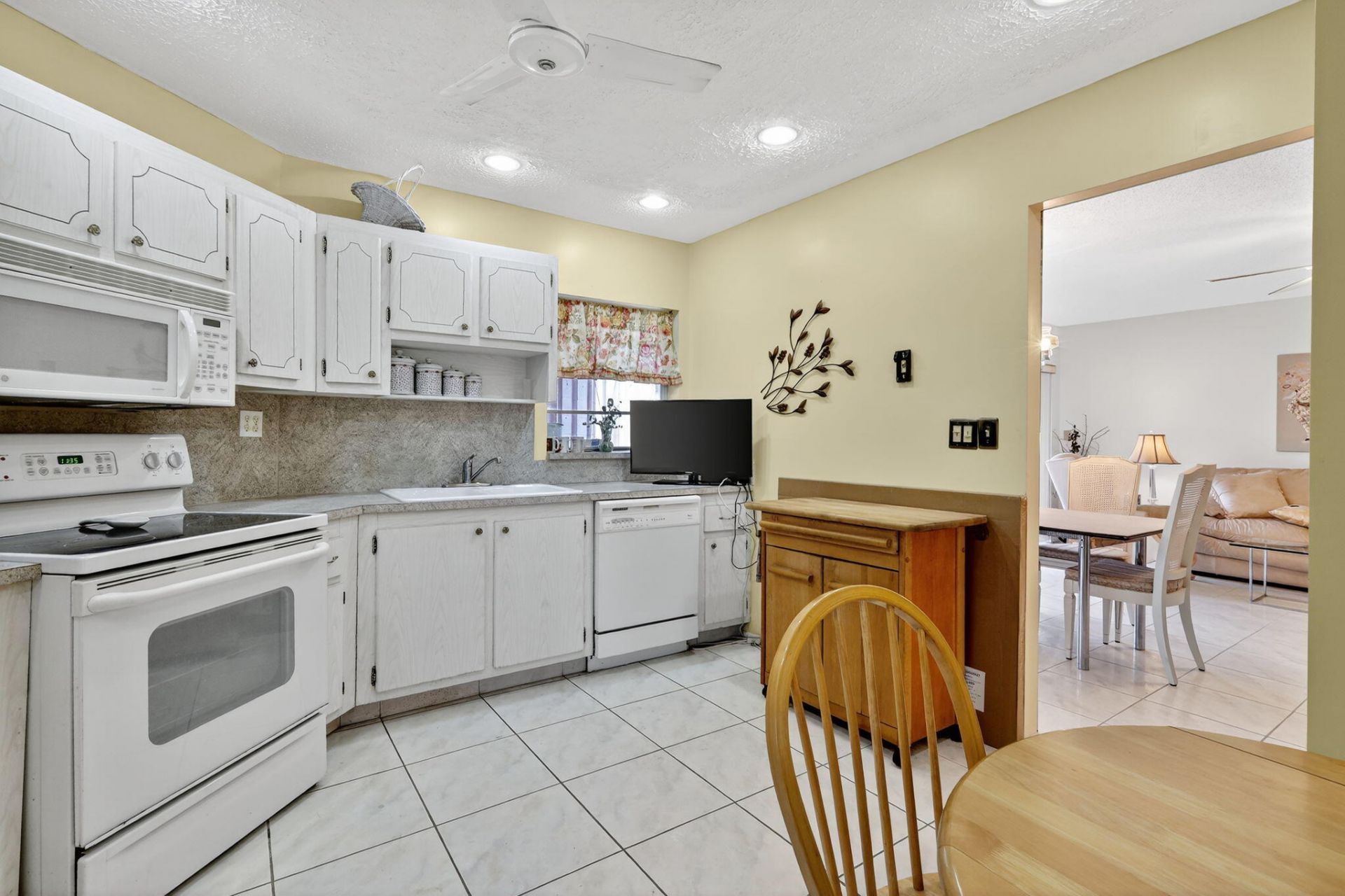 6 Greenway Village N, Unit 210, Royal Palm Beach, FL 33411 Photo