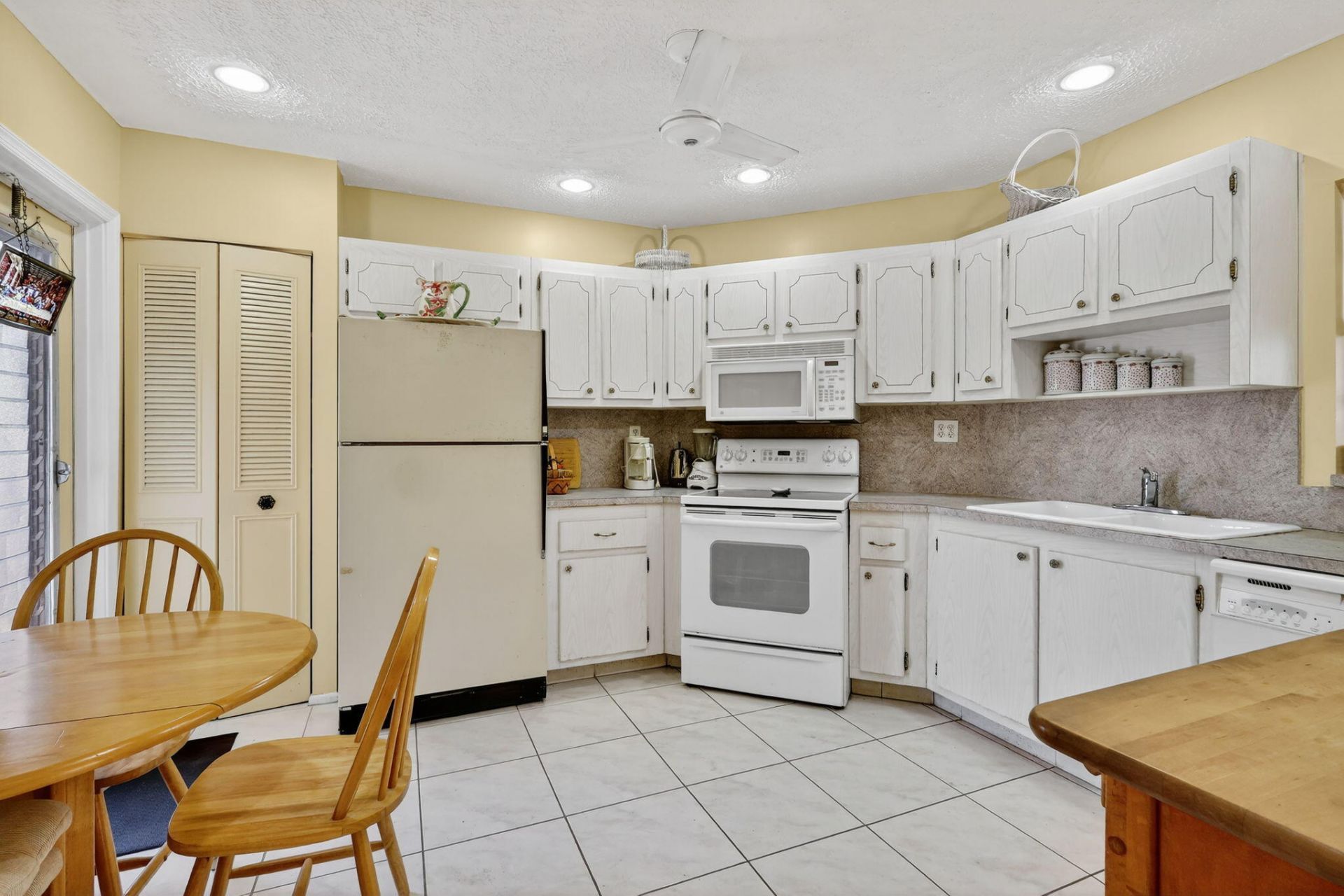 6 Greenway Village N, Unit 210, Royal Palm Beach, FL 33411 Photo