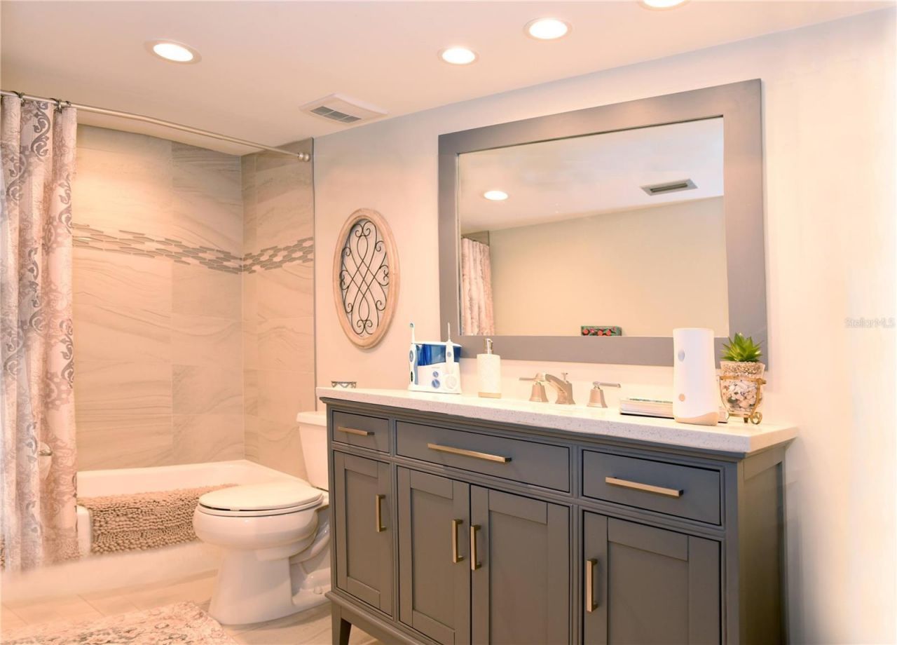 4900 Brittany Drive S, Unit 811, Saint Petersburg, FL 33715 Photo