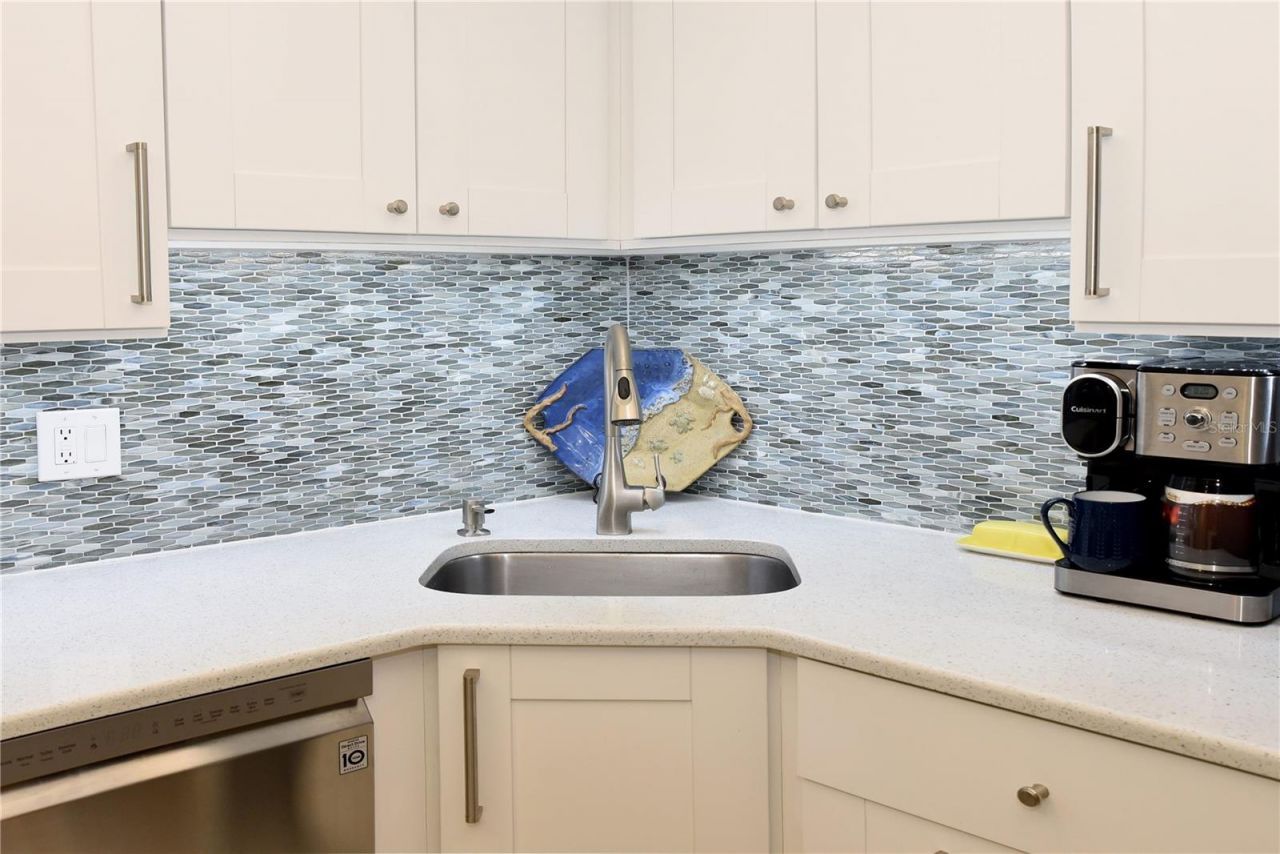 4900 Brittany Drive S, Unit 811, Saint Petersburg, FL 33715 Photo