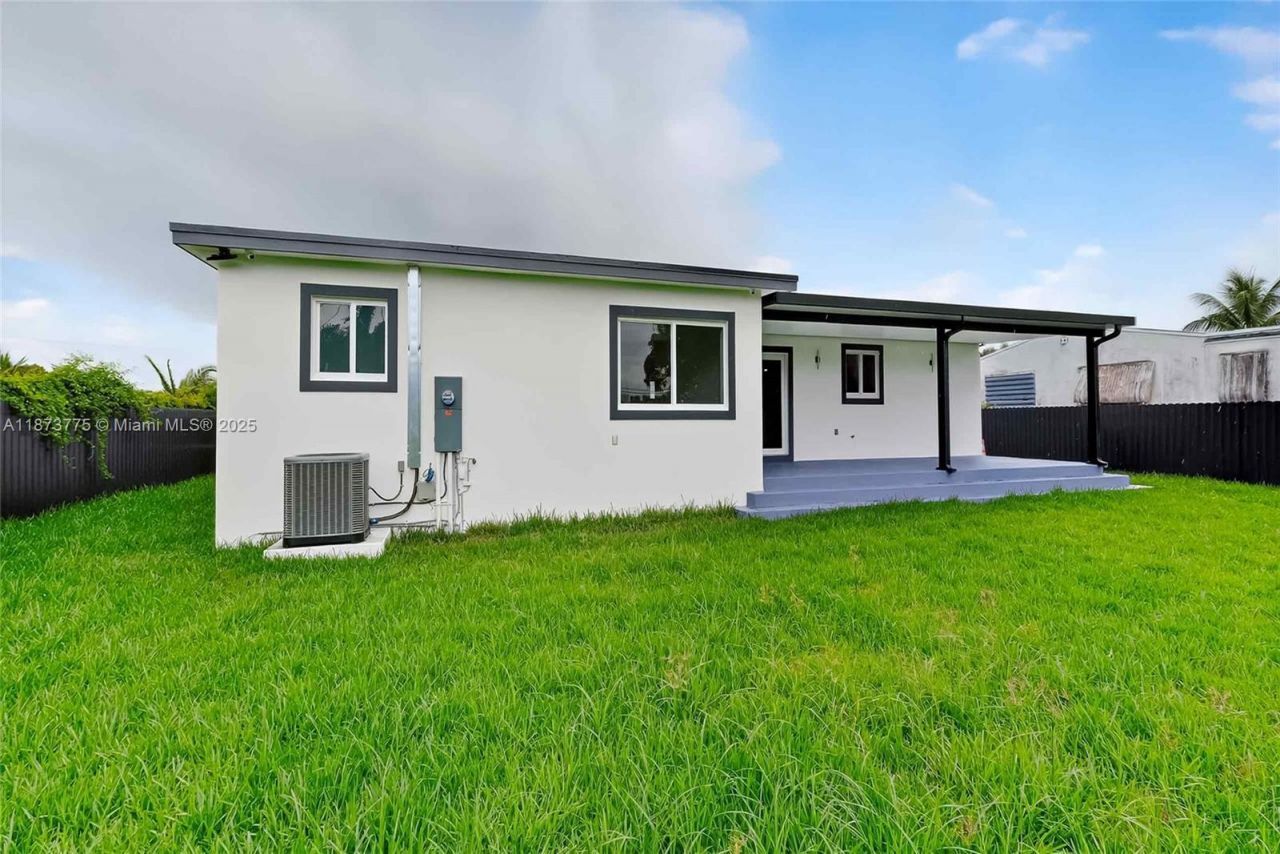 1011 NW 89th St, Miami, FL 33150 Photo