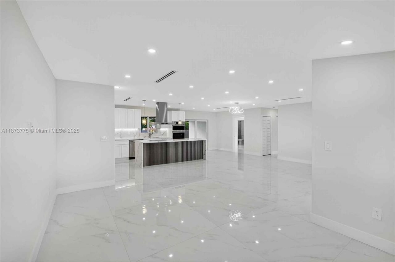 1011 NW 89th St, Miami, FL 33150 Photo