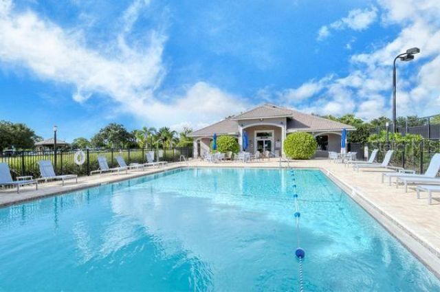9641 Castle Point Drive, Unit 1215, Sarasota, FL 34238 Photo