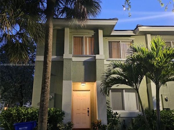 126 Hidden Ct Rd, Unit 27-D, Hollywood, FL 33023