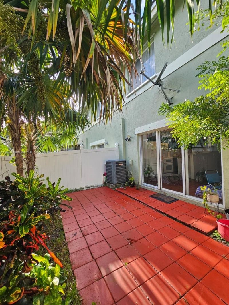 126 Hidden Ct Rd, Unit 27-D, Hollywood, FL 33023 Photo