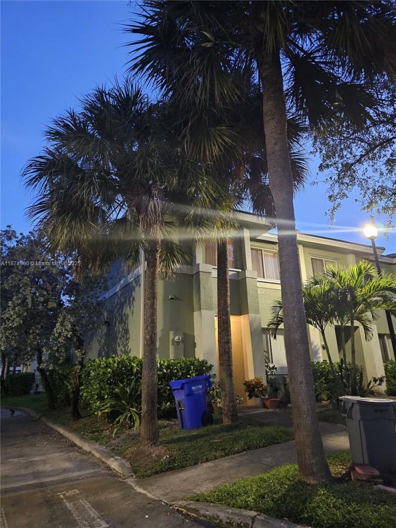 126 Hidden Ct Rd, Unit 27-D, Hollywood, FL 33023 Photo