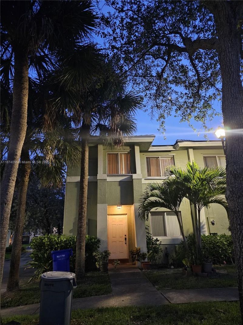 126 Hidden Ct Rd, Unit 27-D, Hollywood, FL 33023 Photo