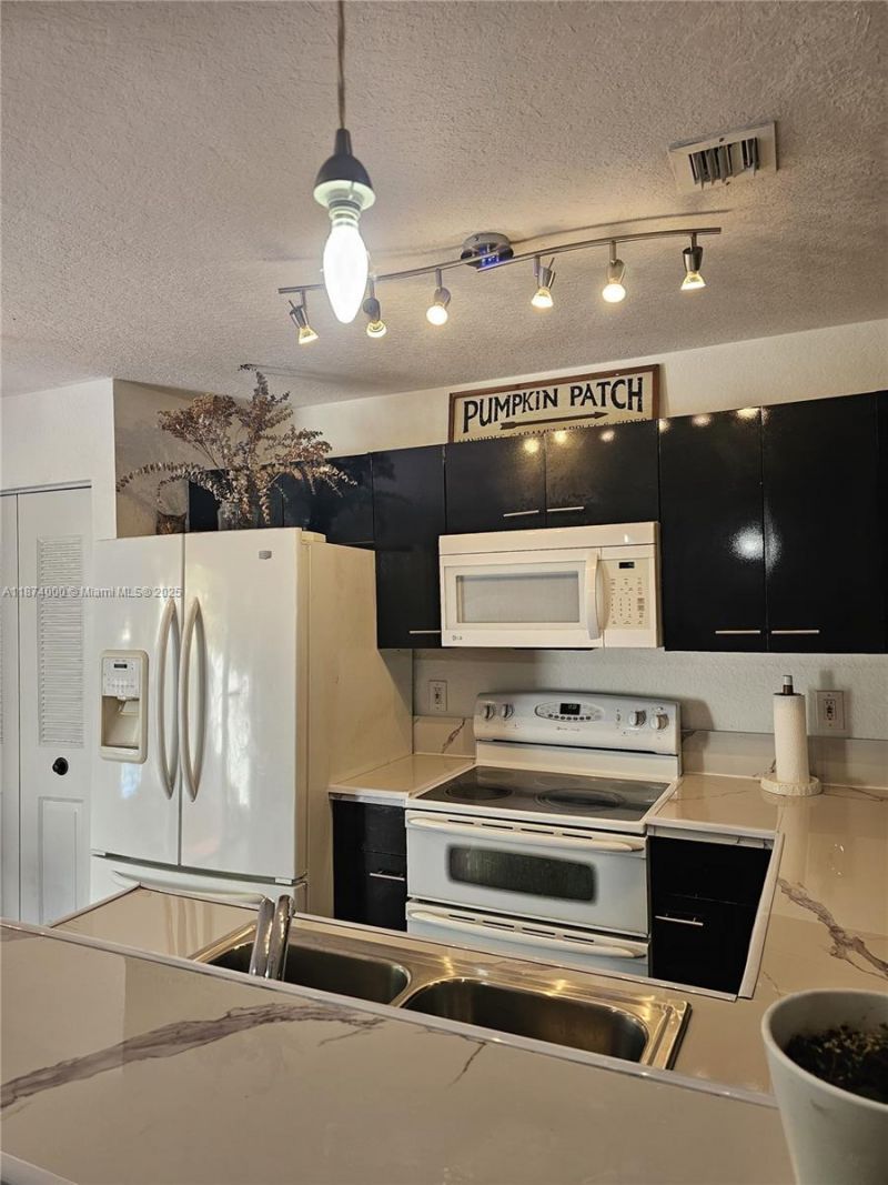 126 Hidden Ct Rd, Unit 27-D, Hollywood, FL 33023 Photo