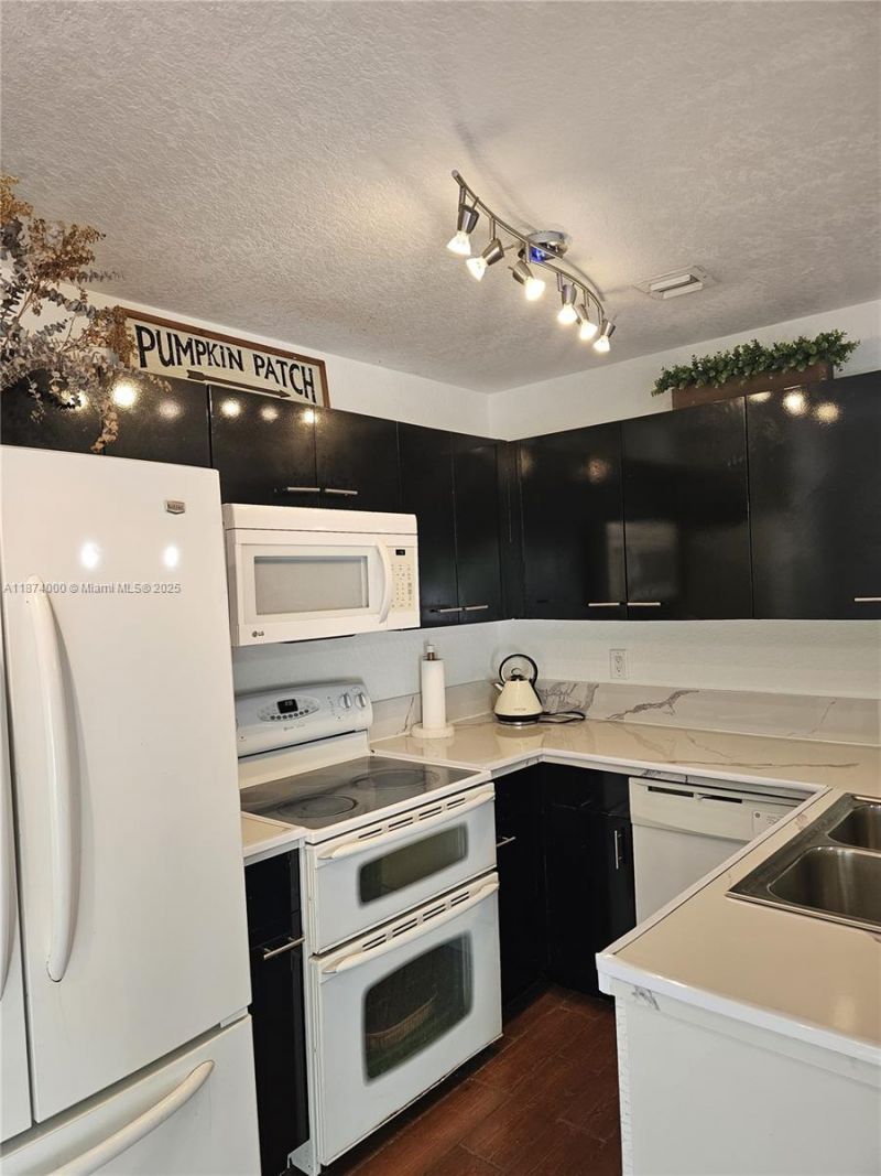 126 Hidden Ct Rd, Unit 27-D, Hollywood, FL 33023 Photo