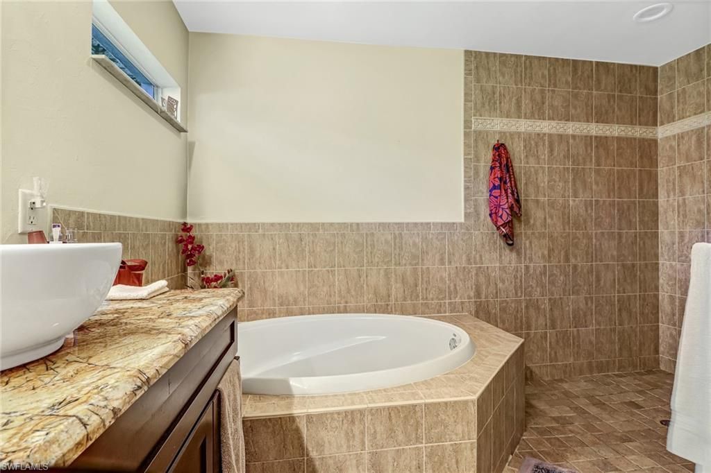 930 SW 37th Ter, Cape Coral, FL 33914 Photo