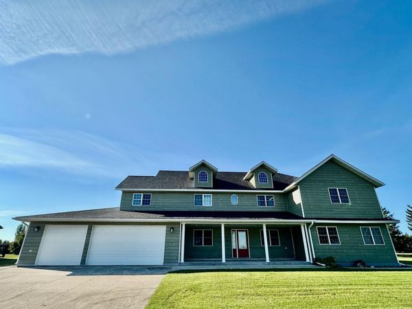 310 7th Street SW, Roseau, MN 56751