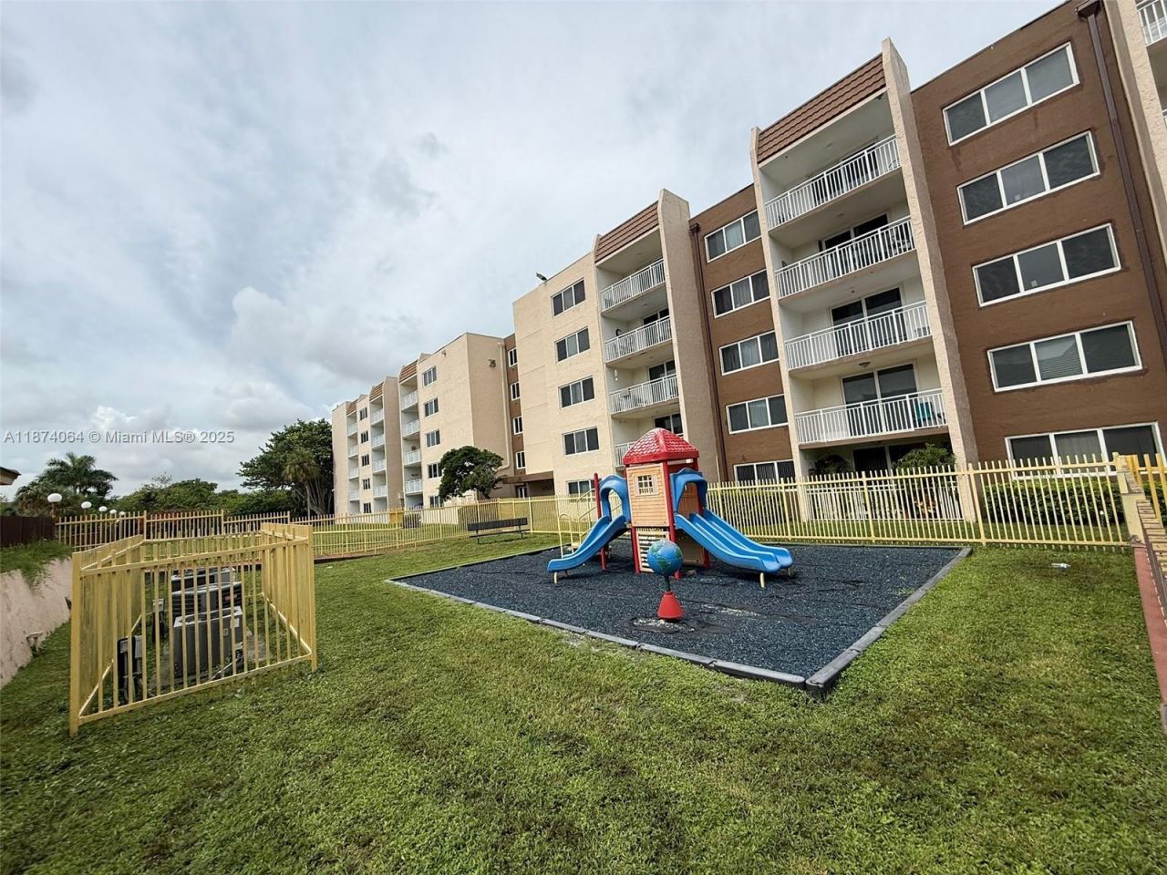 6940 Miami Gardens Dr, Unit 1-122, Hialeah, FL 33015 Photo