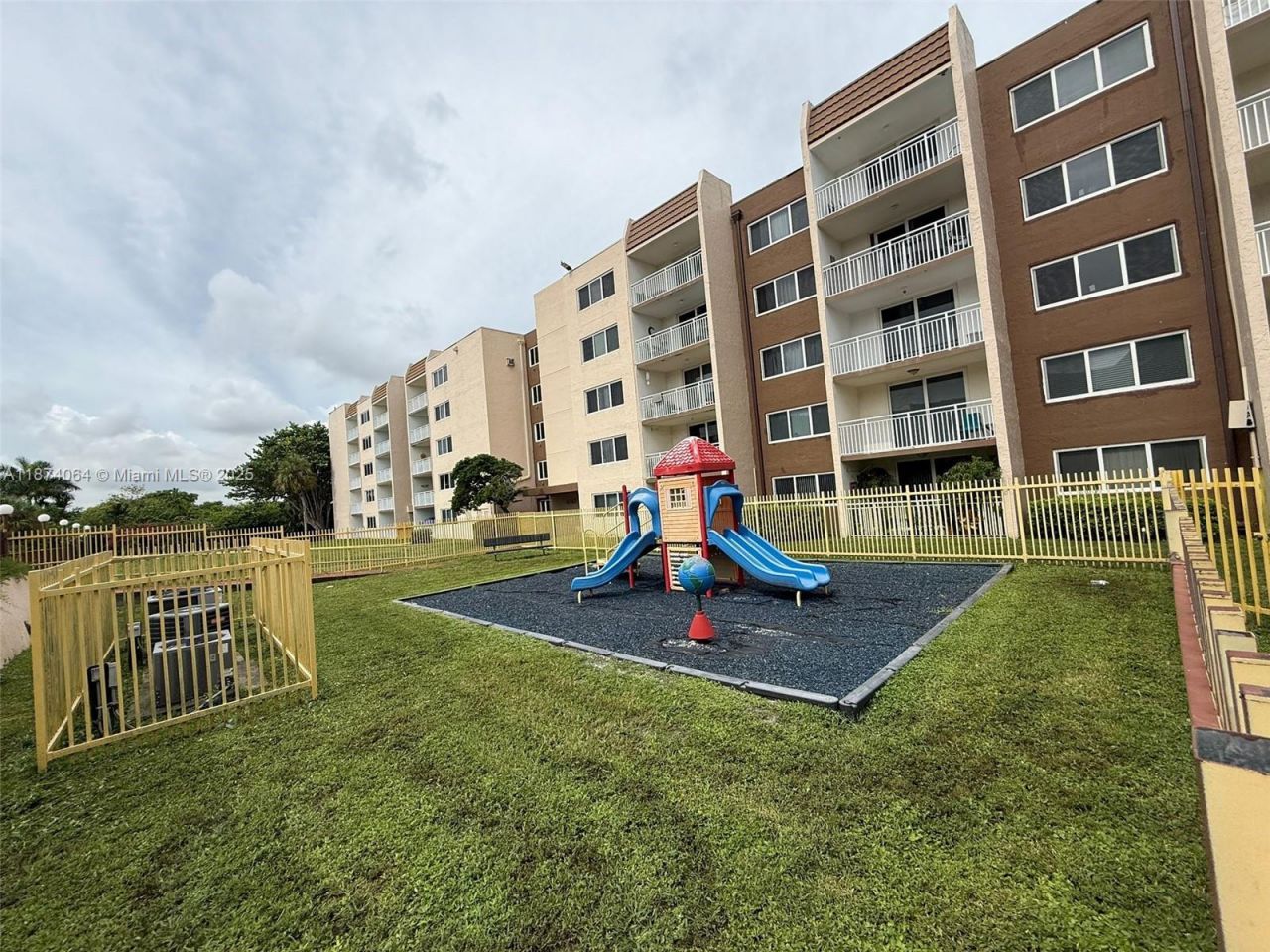 6940 Miami Gardens Dr, Unit 1-122, Hialeah, FL 33015 Photo
