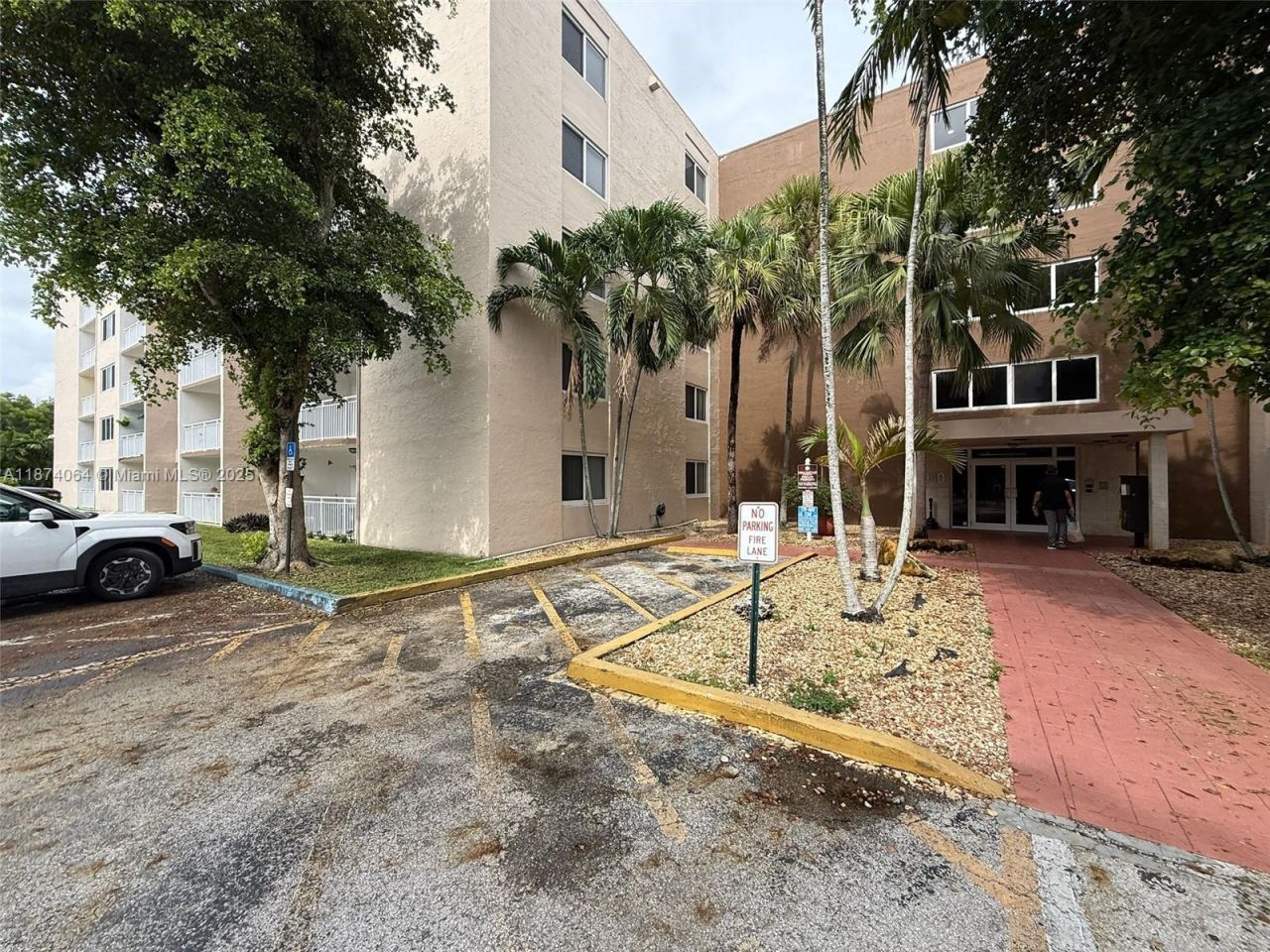 6940 Miami Gardens Dr, Unit 1-122, Hialeah, FL 33015 Photo