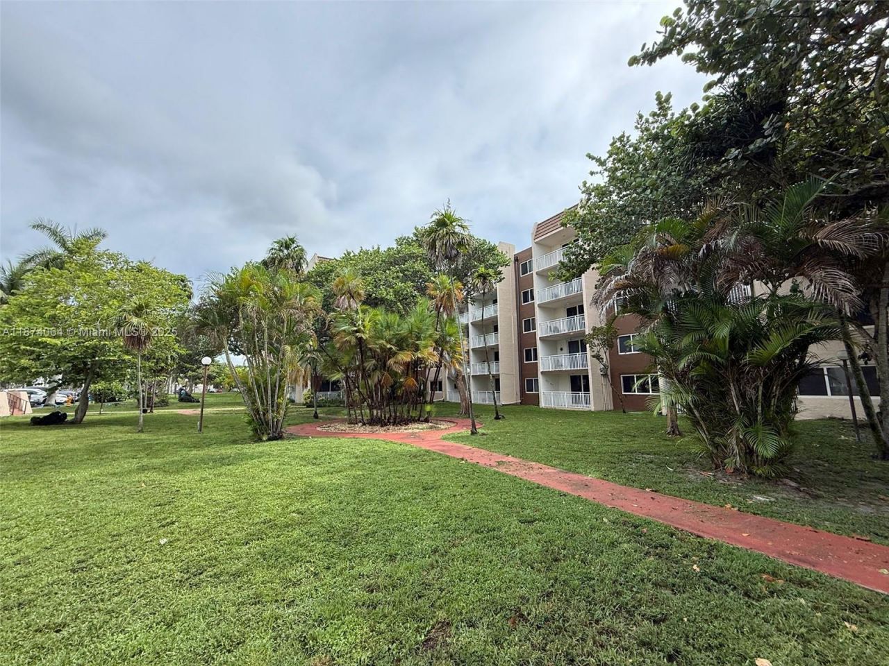 6940 Miami Gardens Dr, Unit 1-122, Hialeah, FL 33015 Photo