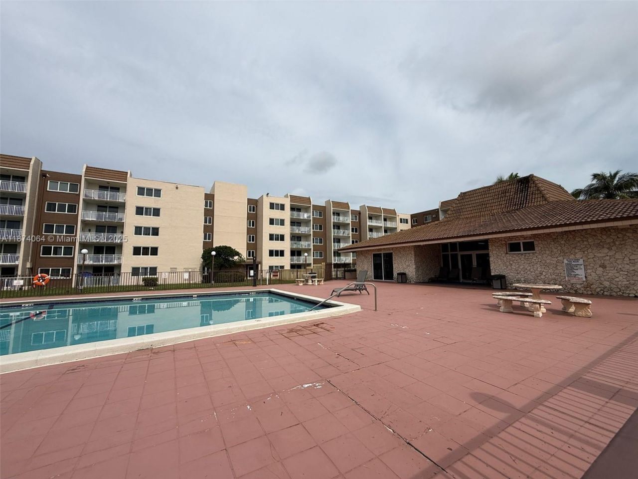 6940 Miami Gardens Dr, Unit 1-122, Hialeah, FL 33015 Photo
