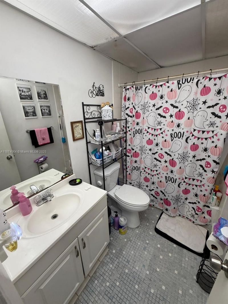 6940 Miami Gardens Dr, Unit 1-122, Hialeah, FL 33015 Photo