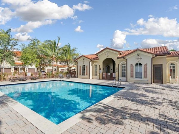 1048 NE 208th St, Miami, FL 33179