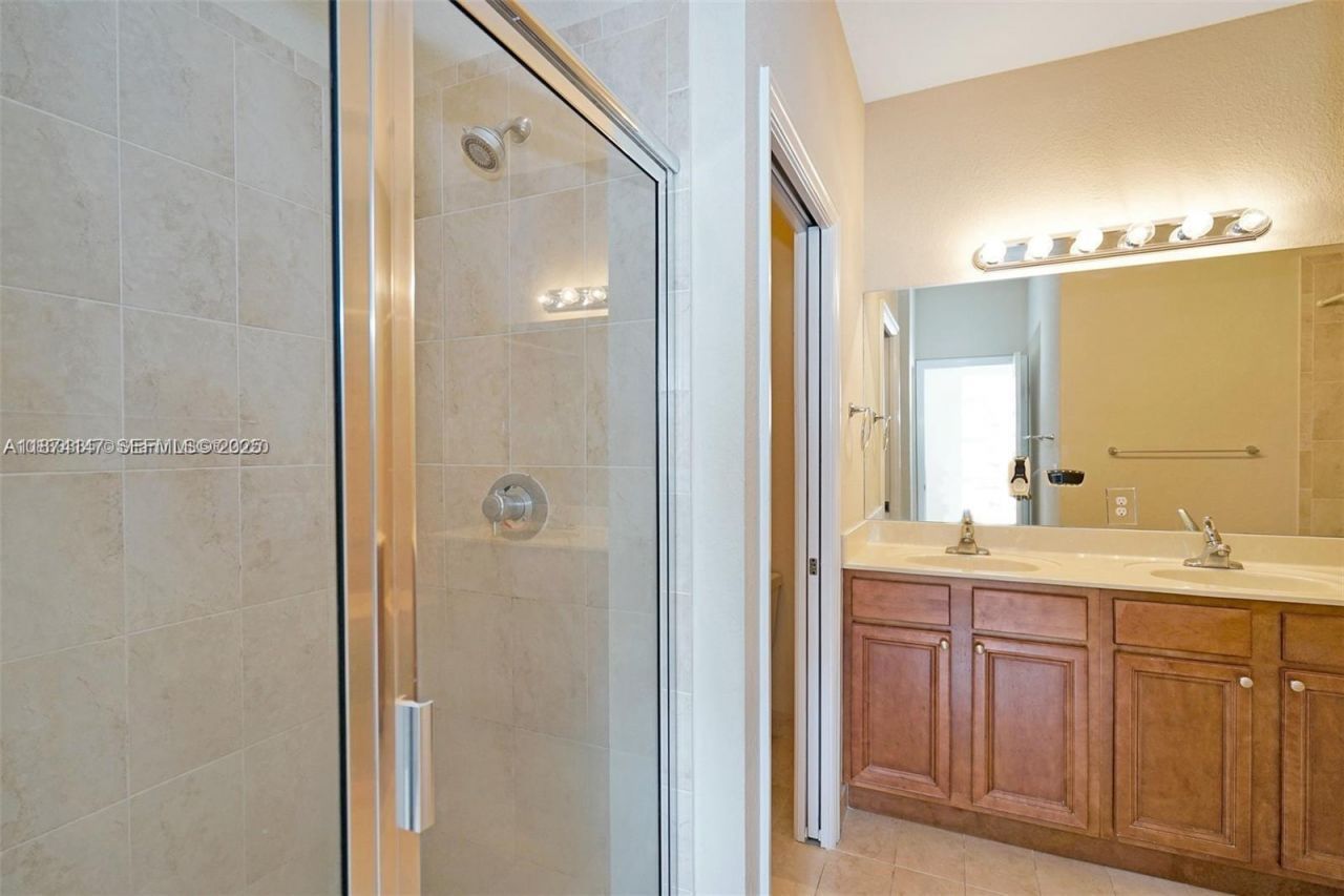 1048 NE 208th St, Miami, FL 33179 Photo