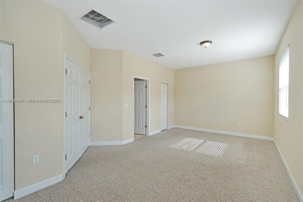 1048 NE 208th St, Miami, FL 33179 Photo