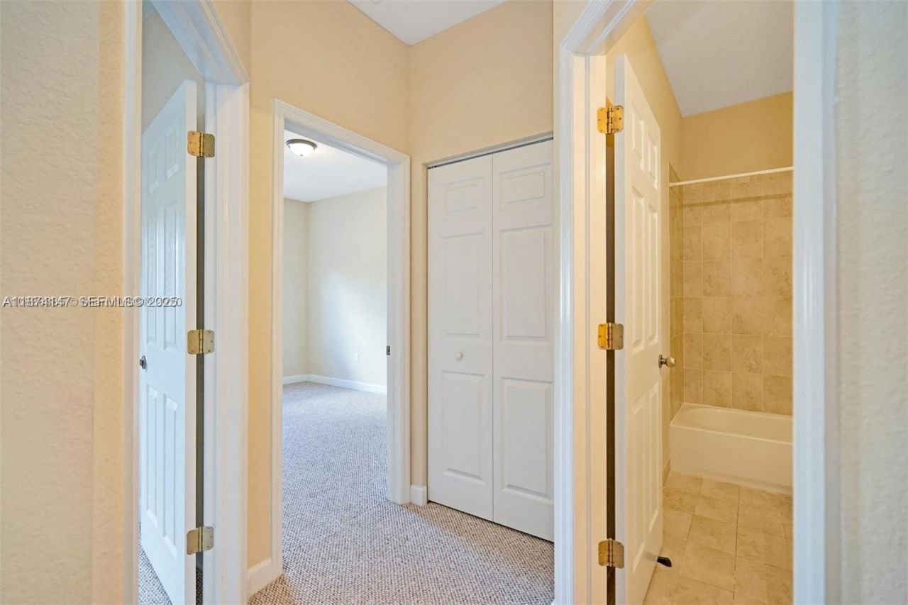 1048 NE 208th St, Miami, FL 33179 Photo