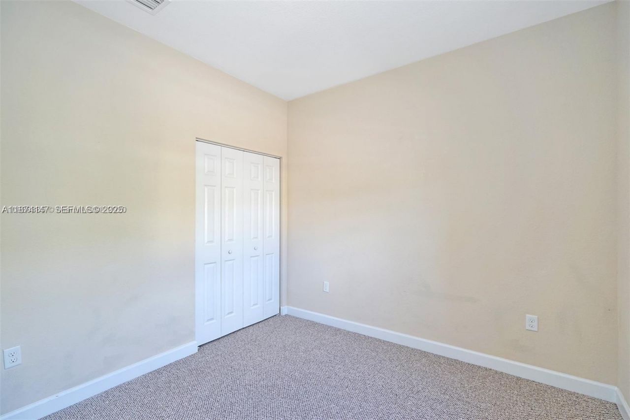 1048 NE 208th St, Miami, FL 33179 Photo