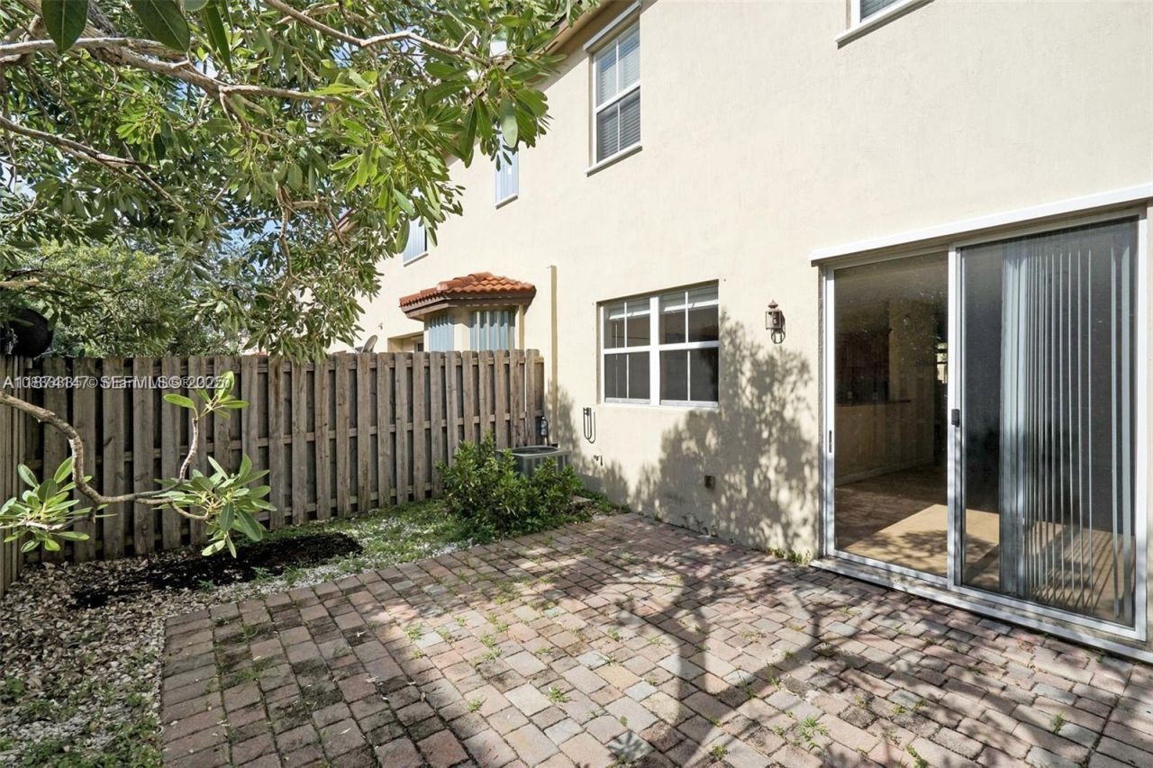 1048 NE 208th St, Miami, FL 33179 Photo