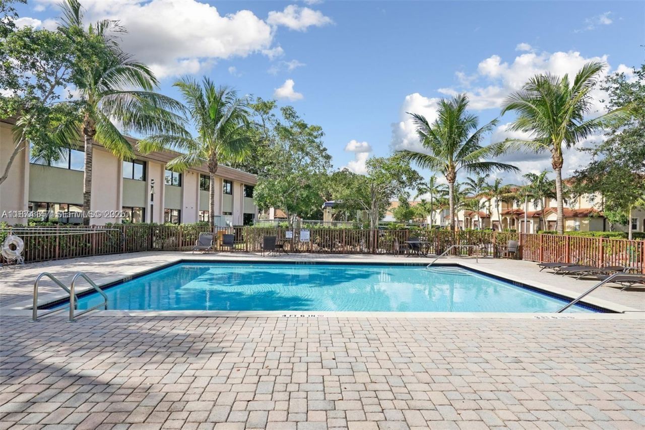 1048 NE 208th St, Miami, FL 33179 Photo