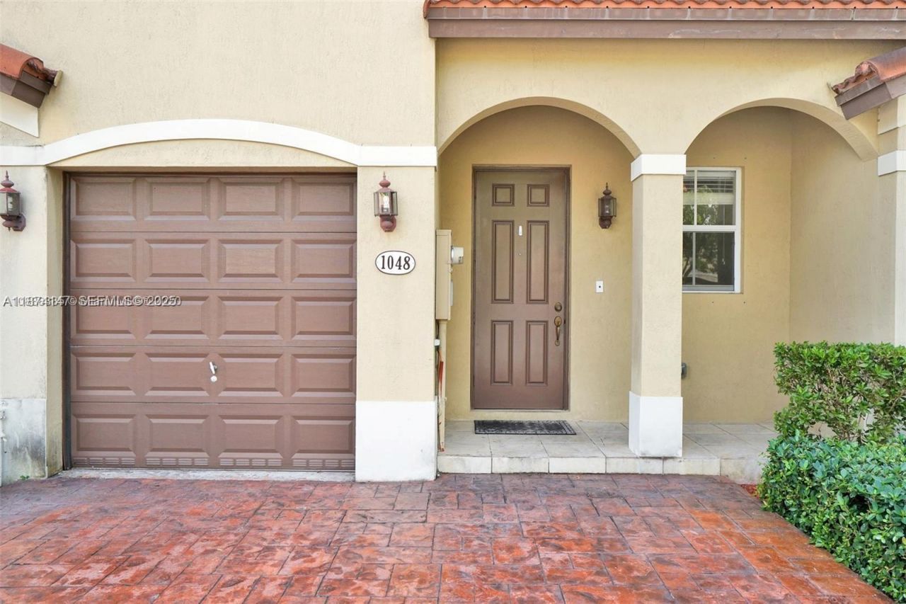 1048 NE 208th St, Miami, FL 33179 Photo