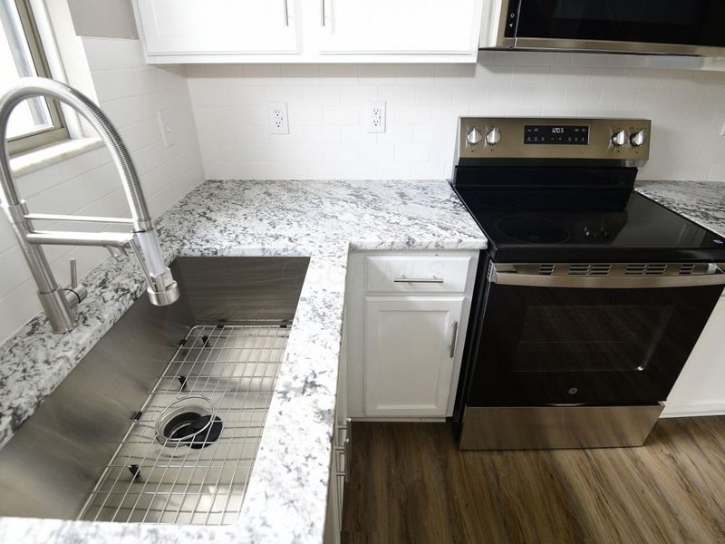 2730 Raphael Drive, Columbus, OH 43232 Photo 3