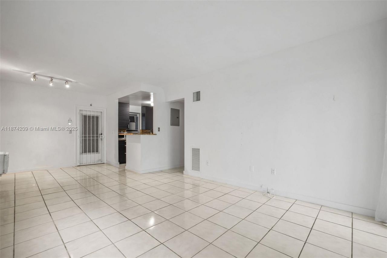 641 Espanola Way, Unit 3, Miami Beach, FL 33139 Photo