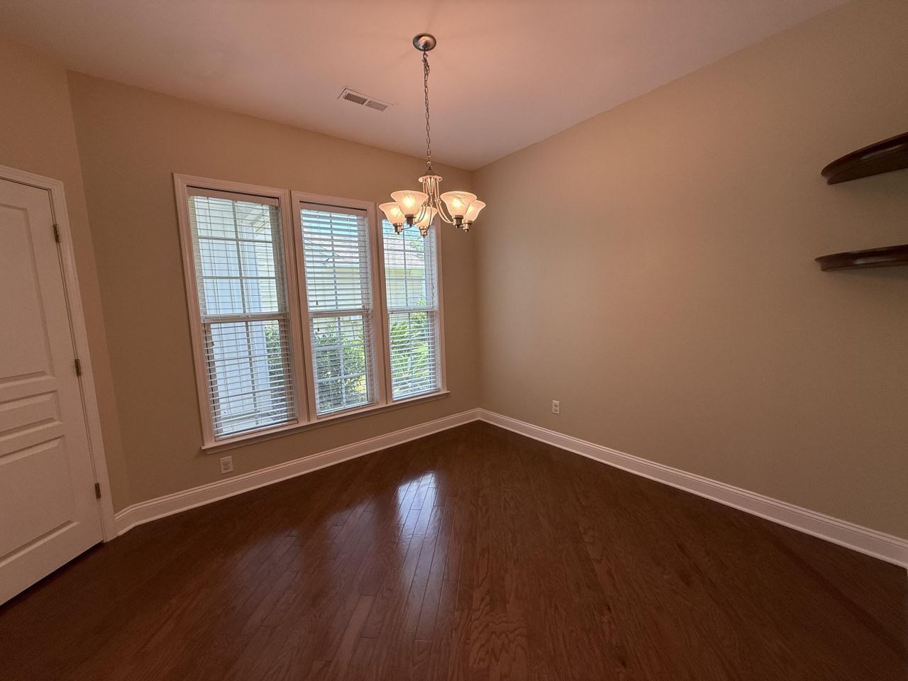 1572 Pixley Street Photo 16