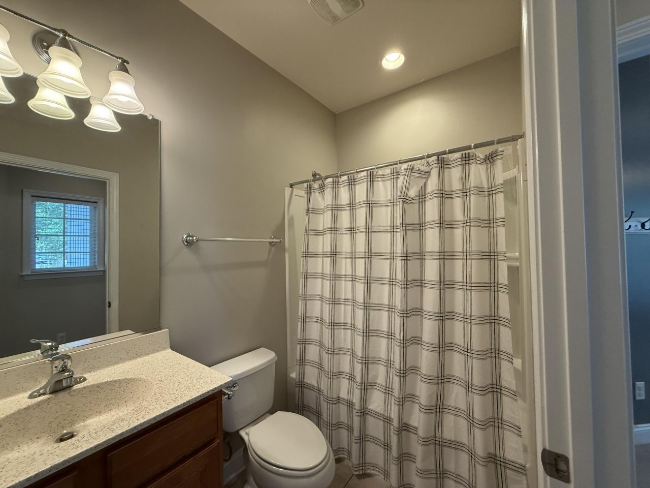 1572 Pixley Street Photo 22