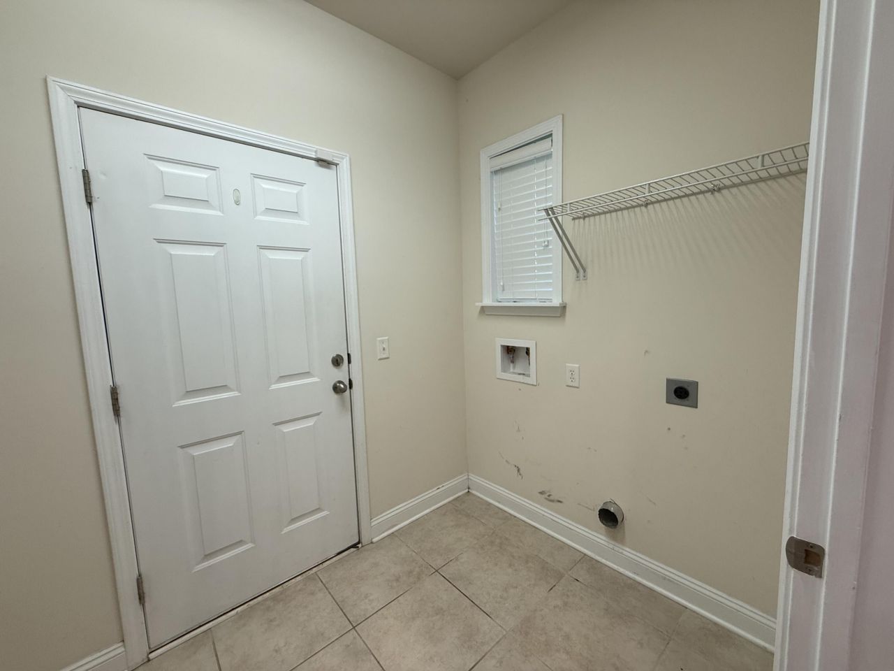 1572 Pixley Street Photo 44
